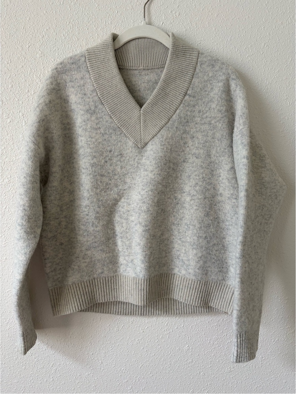 Lululemon Alpaca Wool Blend V Neck Sweater Size XS Luxury Neutral